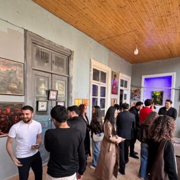 Köhnə binanın dumanlı aurasında kəşf edilən cəsur rənglər – rəsm sərgisindən reportaj