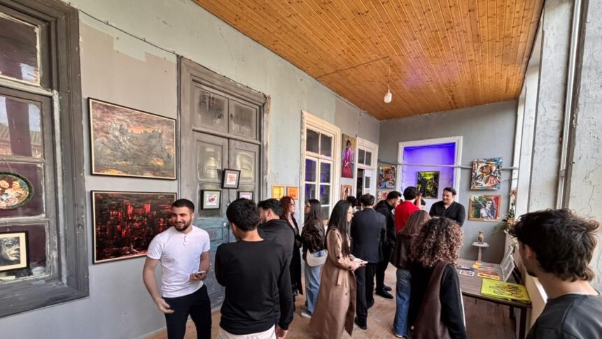 Köhnə binanın dumanlı aurasında kəşf edilən cəsur rənglər – rəsm sərgisindən reportaj