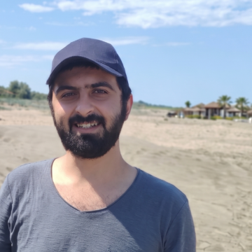 Öləziyən şamlar, sönük baxışlar və dəfn ərəfəsi cərəyan edən xaos – Ayxan Ayvazın hekayəsi