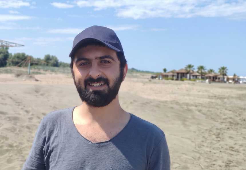 Öləziyən şamlar, sönük baxışlar və dəfn ərəfəsi cərəyan edən xaos – Ayxan Ayvazın hekayəsi